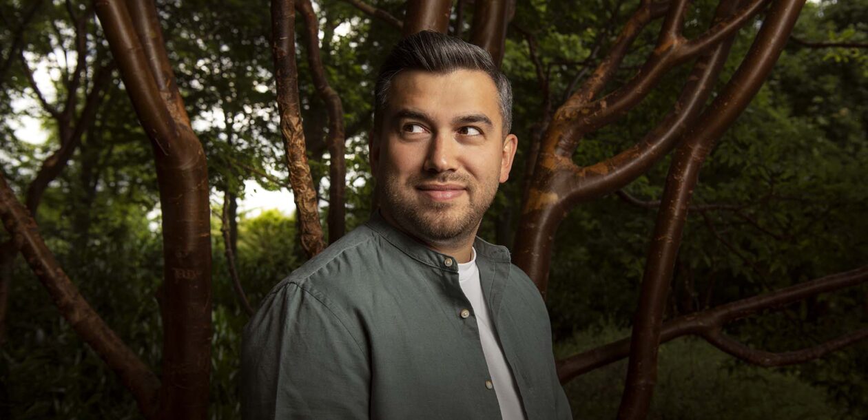 Deniz Dogan, ter illustratie van het verhaal op de pagina over hem