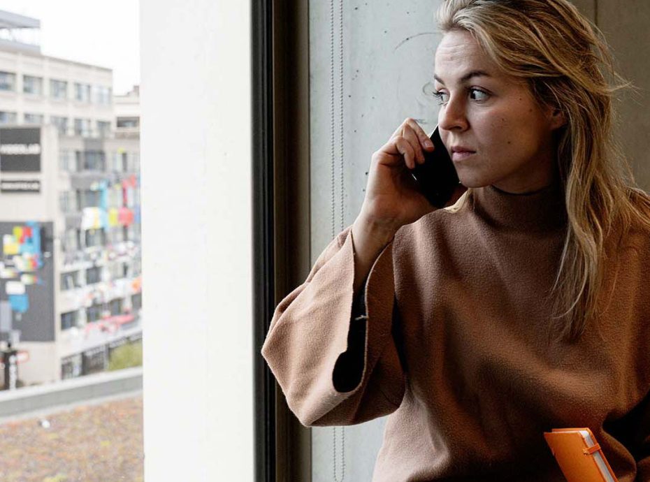 Dame belt en kijkt naar buiten, digitaal koffiemoment