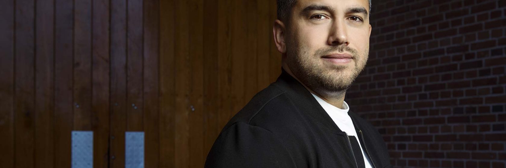 Deniz Dogan kijkt naar de camera, ter illustratie van het verhaal op de pagina over hem