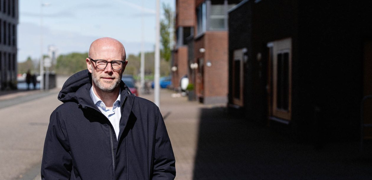 Gebiedsregisseur buiten in een woonwijk