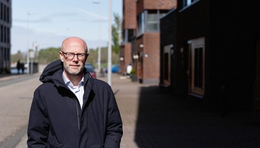 Gebiedsregisseur buiten in een woonwijk