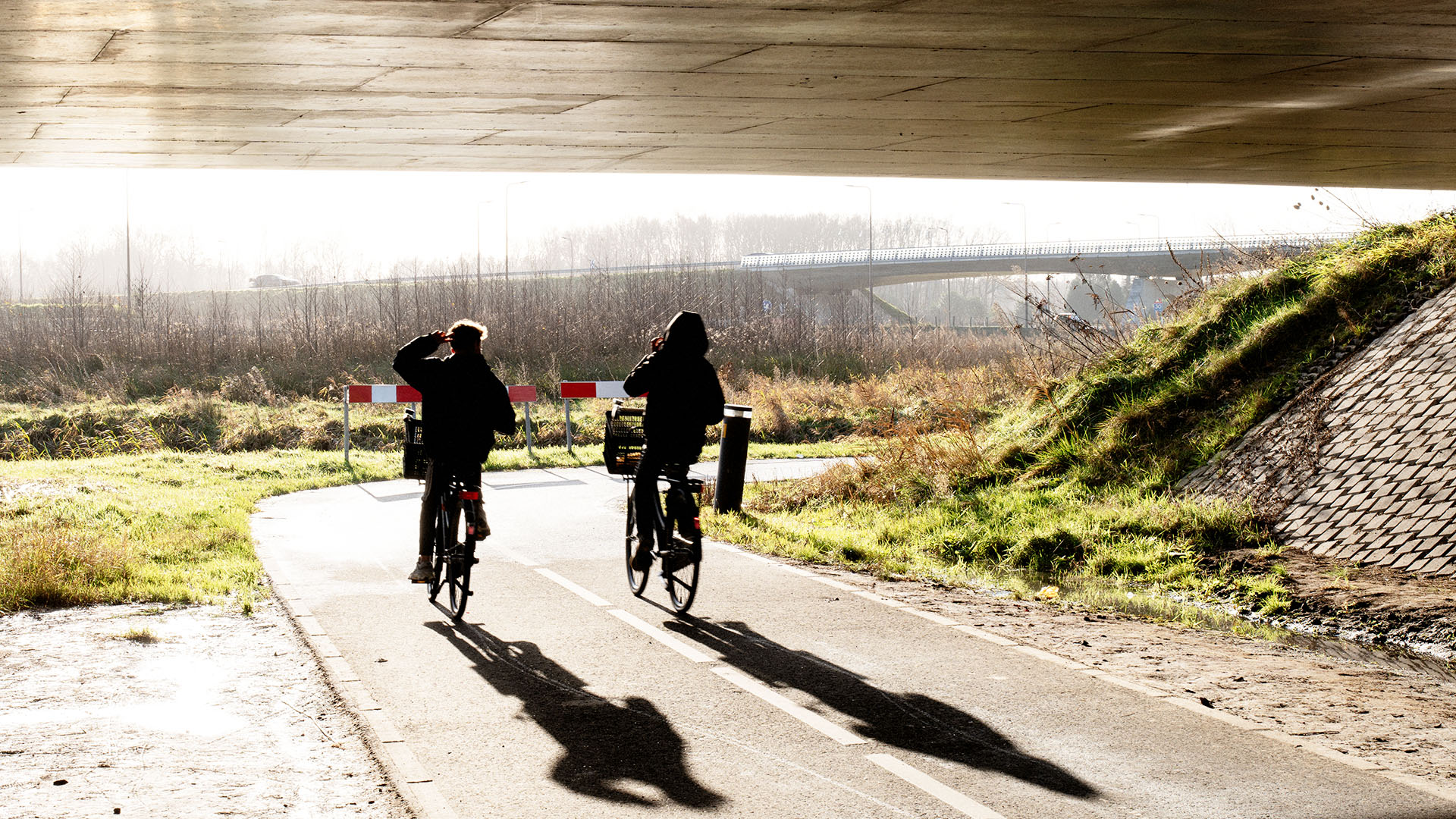 Fietsers onder viaduct