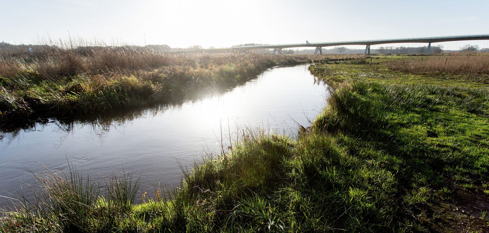 Sfeerfoto weg en water na wegreconstructie