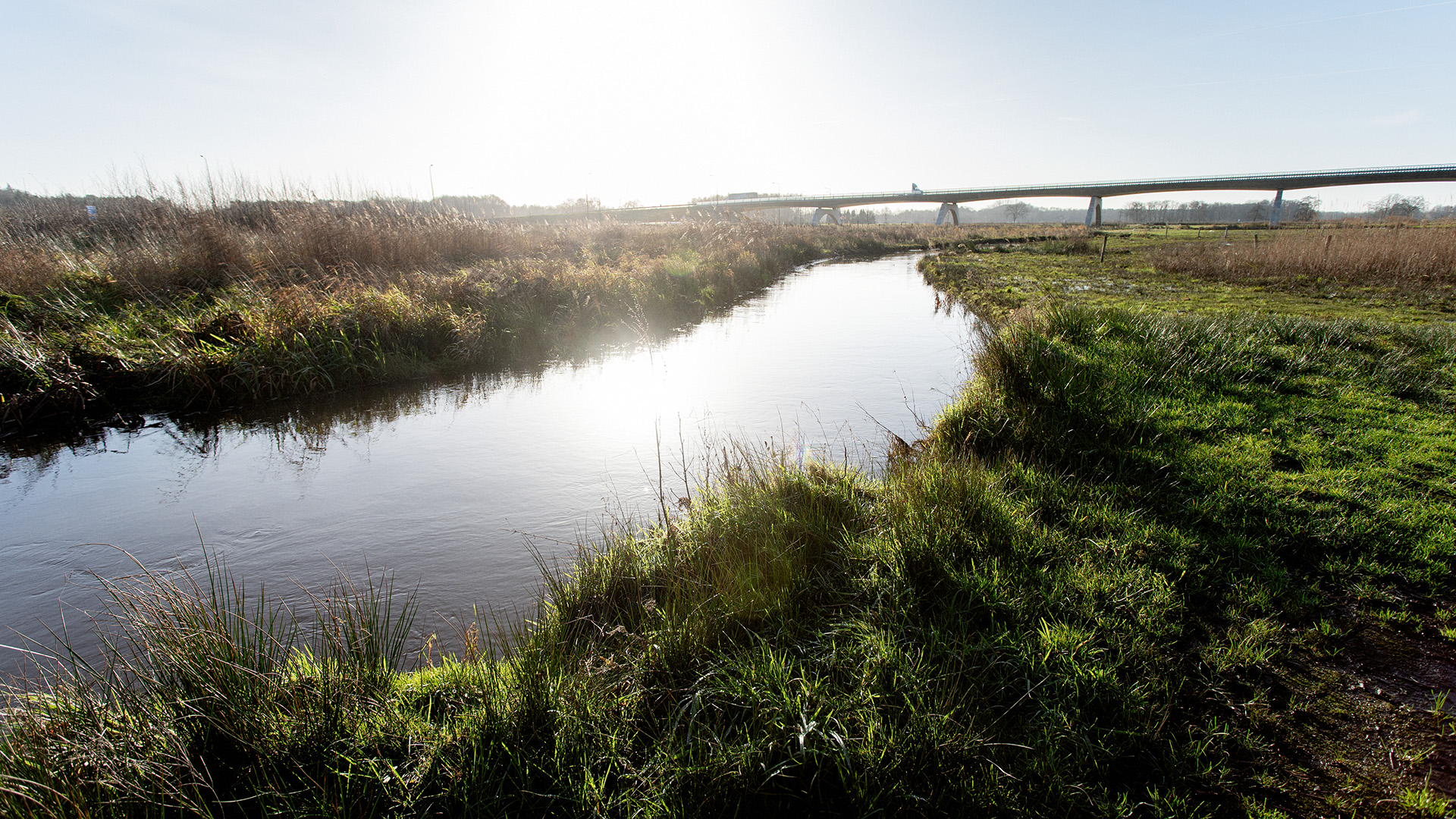 Sfeerfoto weg en water na wegreconstructie