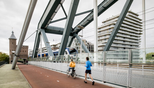 Hardloper en fietser op een brug in Nijmegen