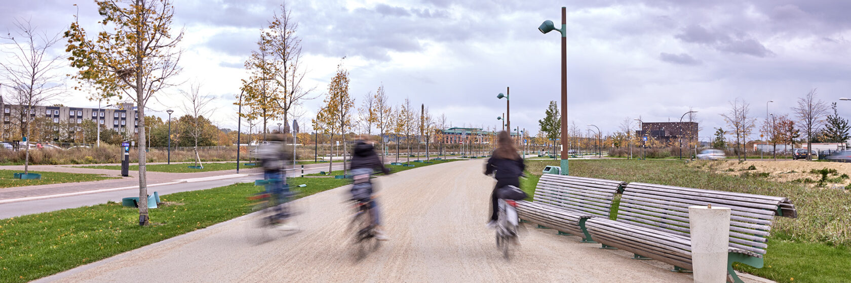 Fietsers fietsen over onverhard pad in park