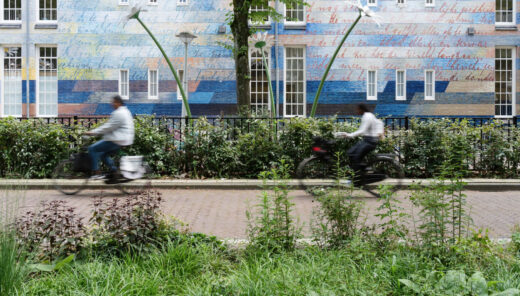 Fietsers die langs graffiti rijden Amsterdam