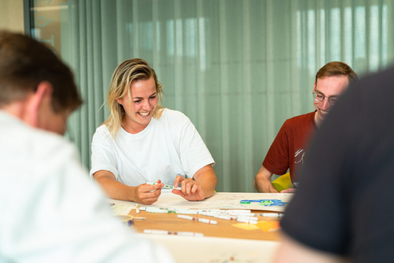 projectteam vrouw tekent Sweco x Dutch Design Week