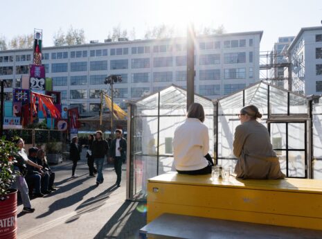 2 mensen op een bankje Strijp-S in Eindhoven tijdens Dutch Design Week