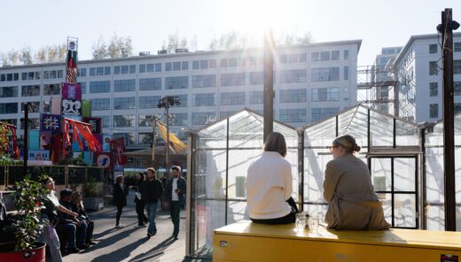2 mensen op een bankje Strijp-S in Eindhoven tijdens Dutch Design Week