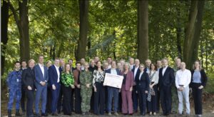 Mensen van Defensie, Rijksvastgoedbedrijf, Sweco en andere marktpartijen in een bos