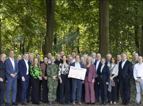 Mensen van Defensie, Rijksvastgoedbedrijf, Sweco en andere marktpartijen in een bos