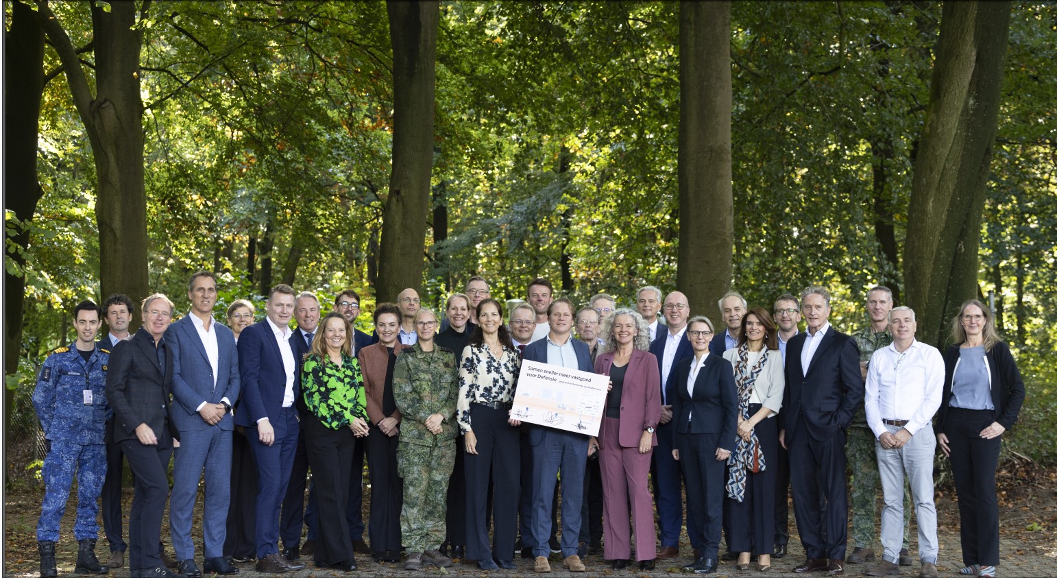Mensen van Defensie, Rijksvastgoedbedrijf, Sweco en andere marktpartijen in een bos
