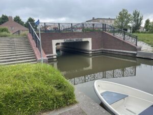 Loswalbrug boven water met boot op voorgrond