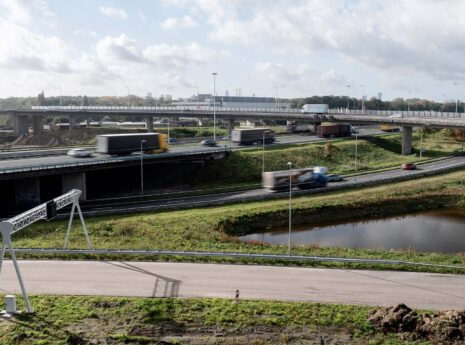 snelweg met viaducten auto's en vrachtwagens