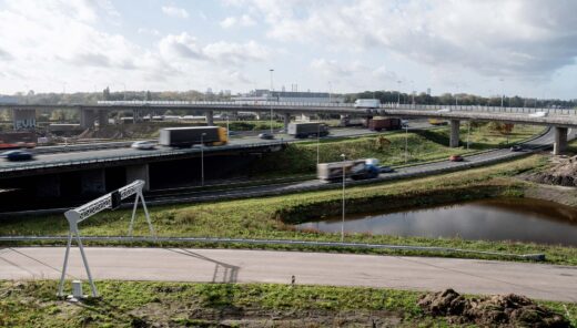 snelweg met viaducten auto's en vrachtwagens