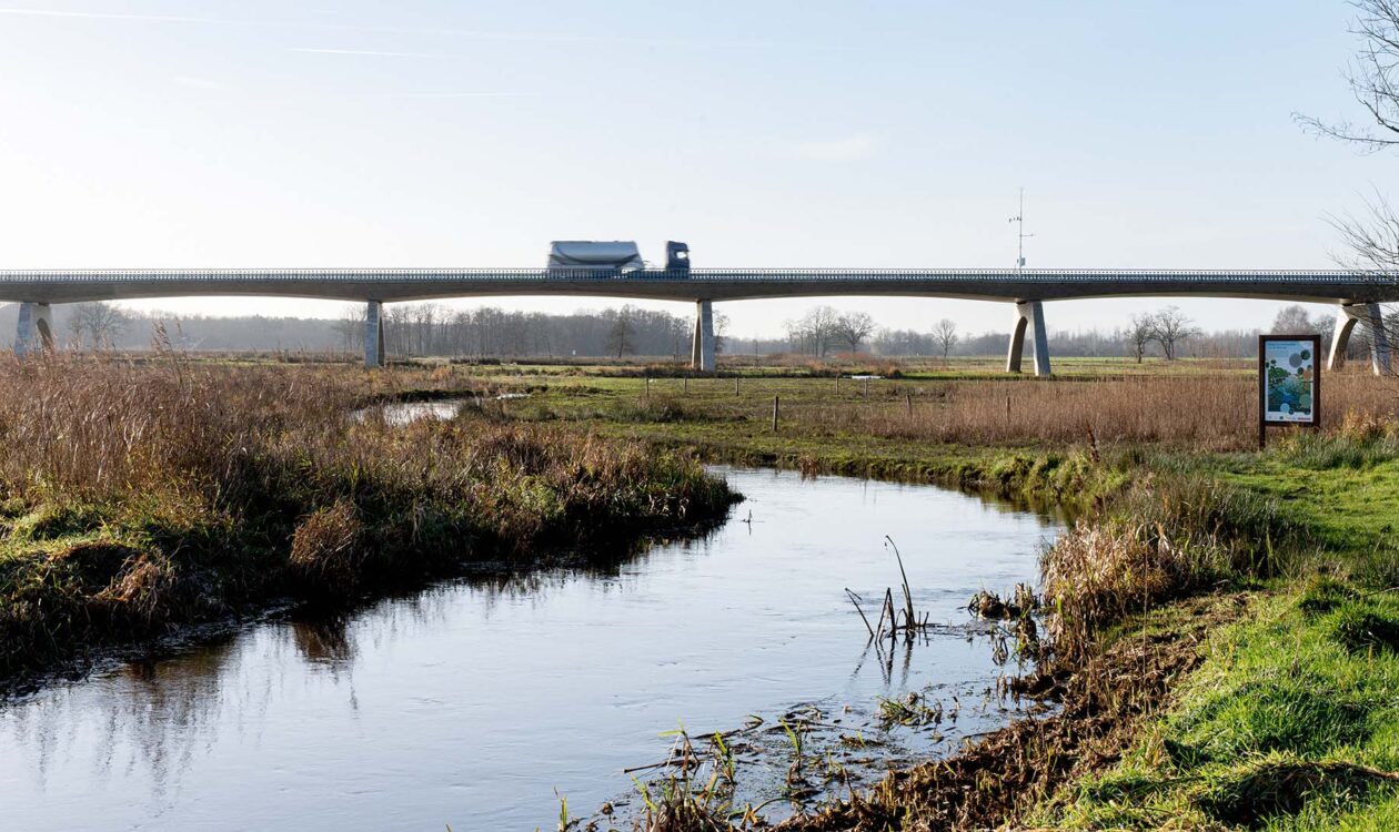 Snelweg over kunstwerk in de natuur