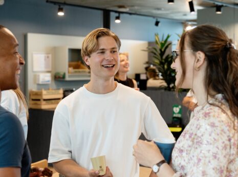 Koffie gesprek tussen drie mensen op Sweco kantoor