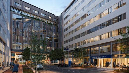 Modern kantoorgebouwen langs straat met fietsers en voetgangers, avond sfeer.