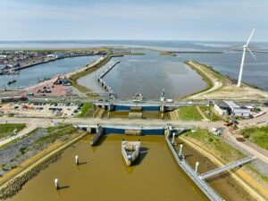 Luchtfoto twee draaibruggen over water met verkeer erover en eronder