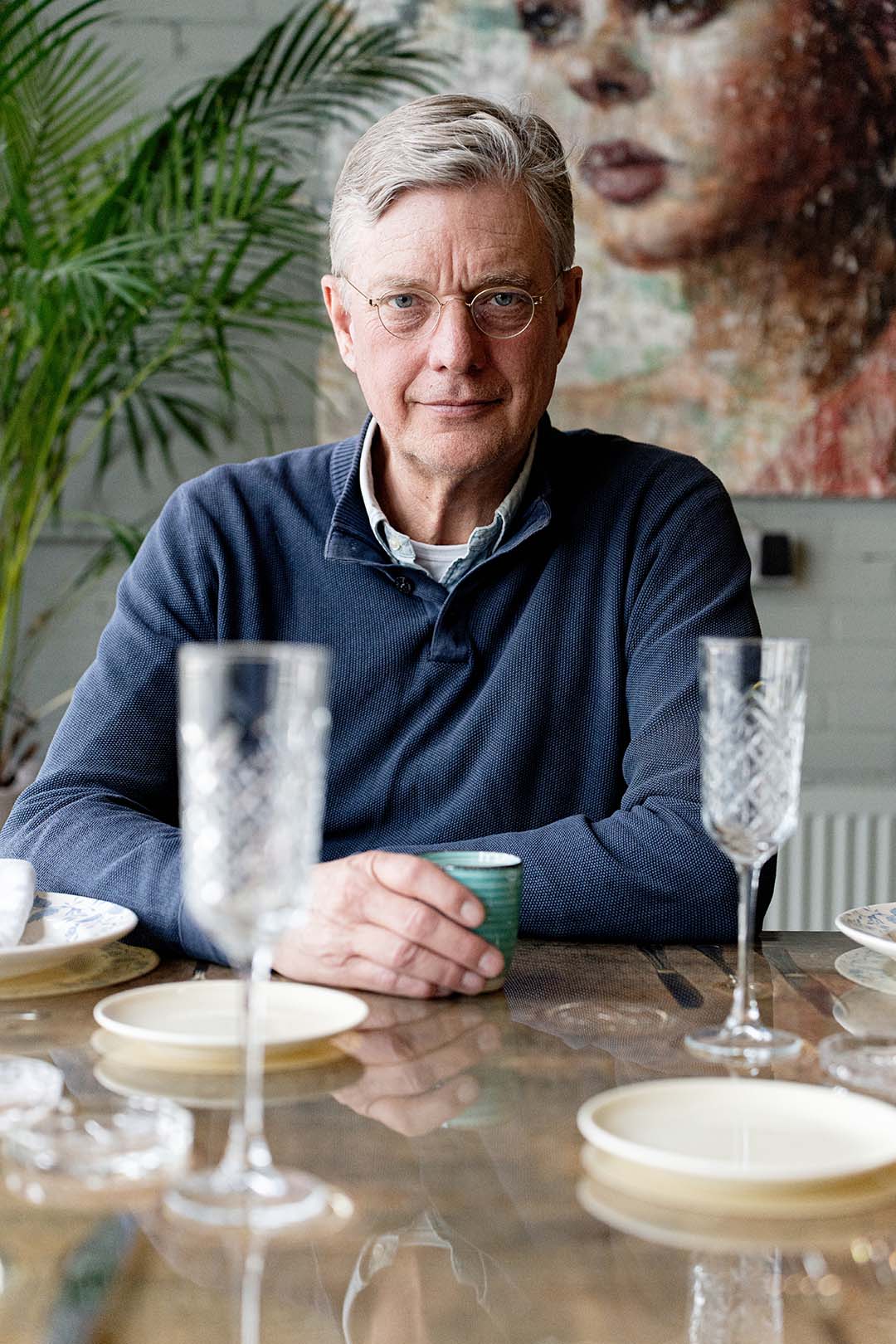 Portretfoto buiten van Eugene Grüter, CEO Sweco Nederland aan feestelijk gedekte tafel