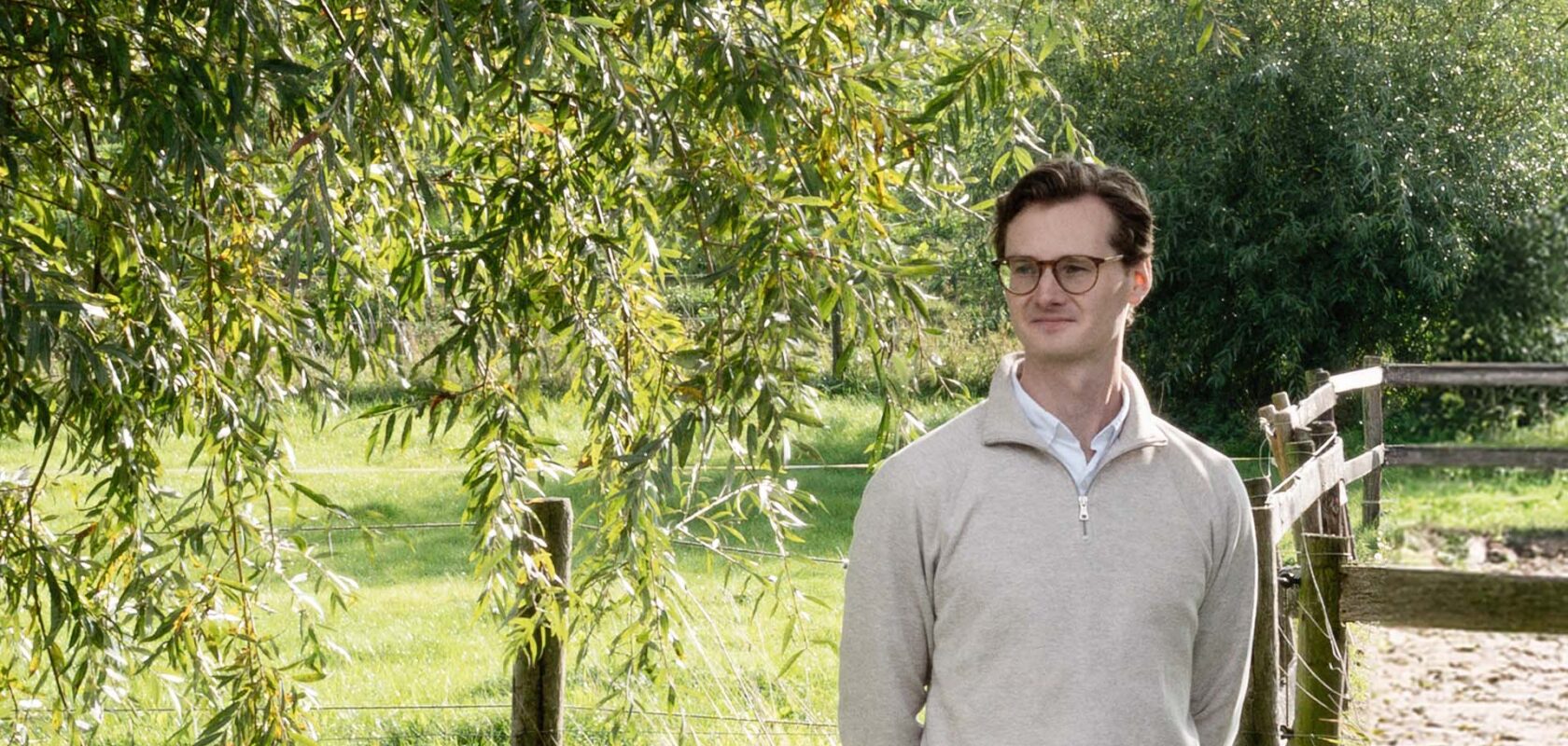 Blanke man met bril in groene omgeving