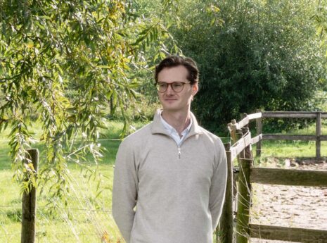 Blanke man met bril in groene omgeving
