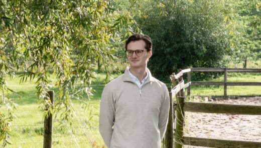 Blanke man met bril in groene omgeving