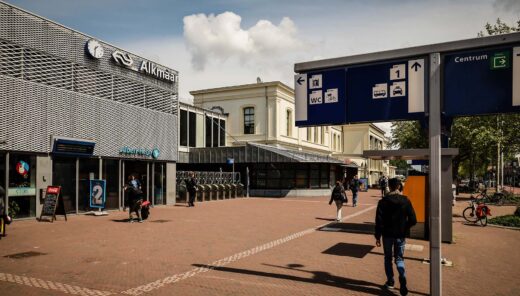 Station met wachtende mensen bij halte