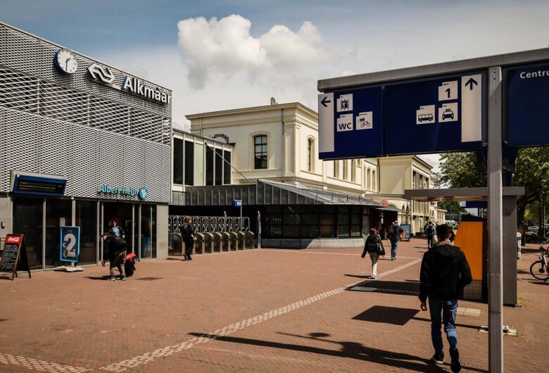 Station met wachtende mensen bij halte