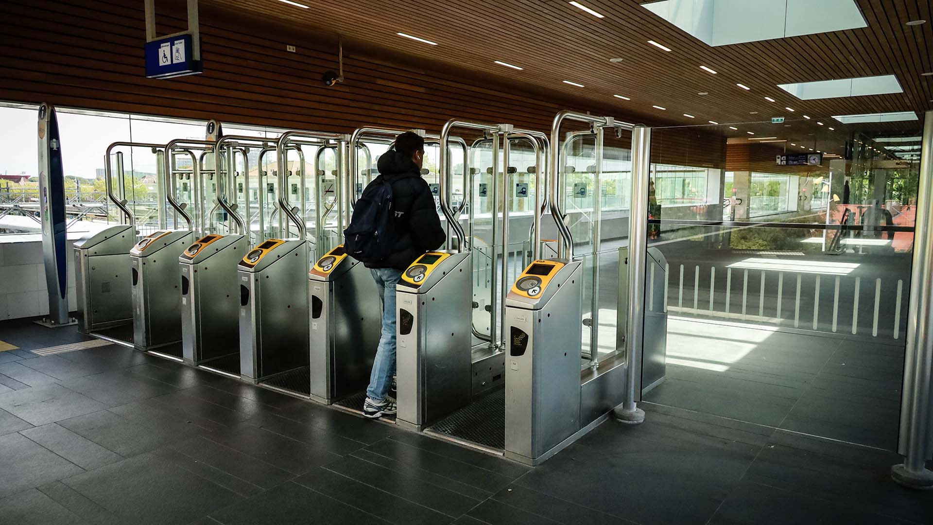 Jongere loopt door glazen incheckpoortje op station