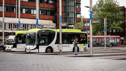 Busstation met meerdere bussen in stedelijke omgeving