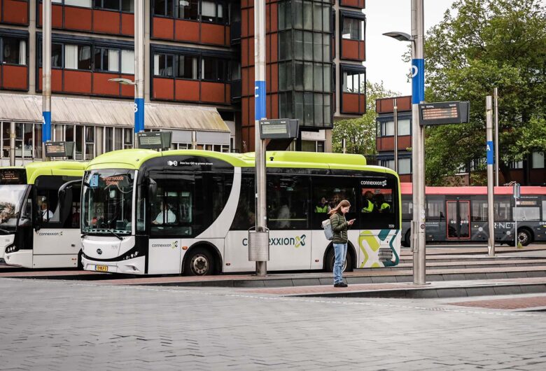 Busstation met meerdere bussen in stedelijke omgeving