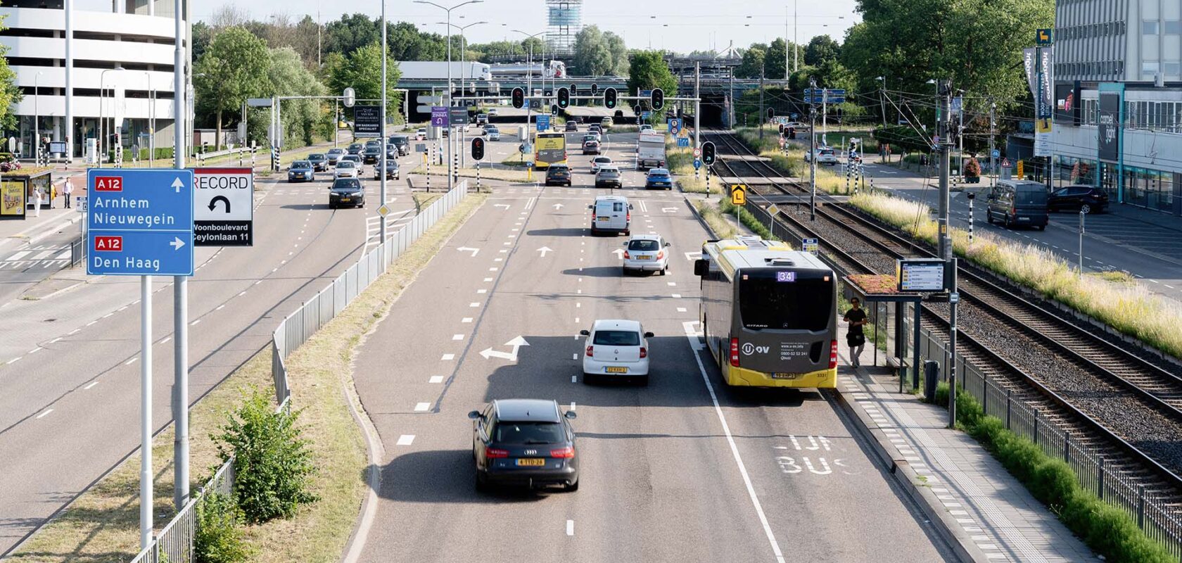 Autoweg met busbaan bij meubelboulevard Kanaleneiland Utrecht