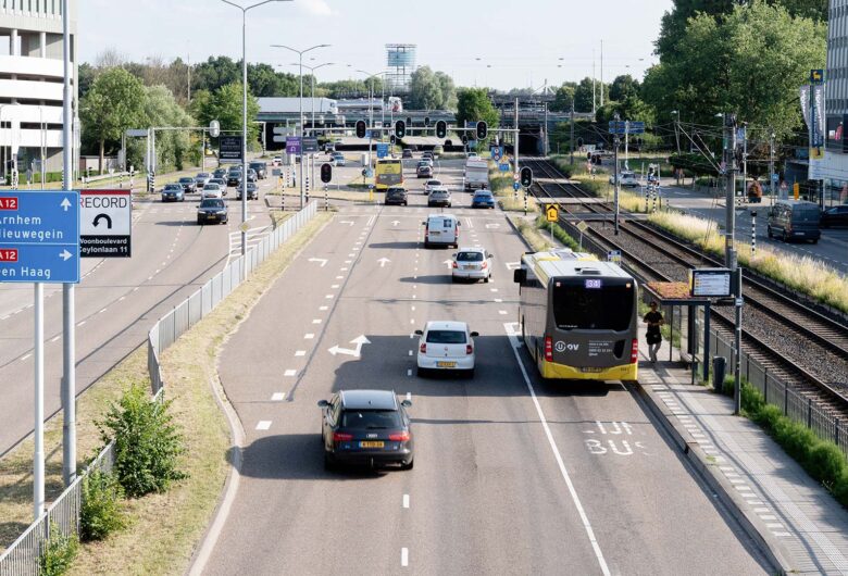 Autoweg met busbaan bij meubelboulevard Kanaleneiland Utrecht