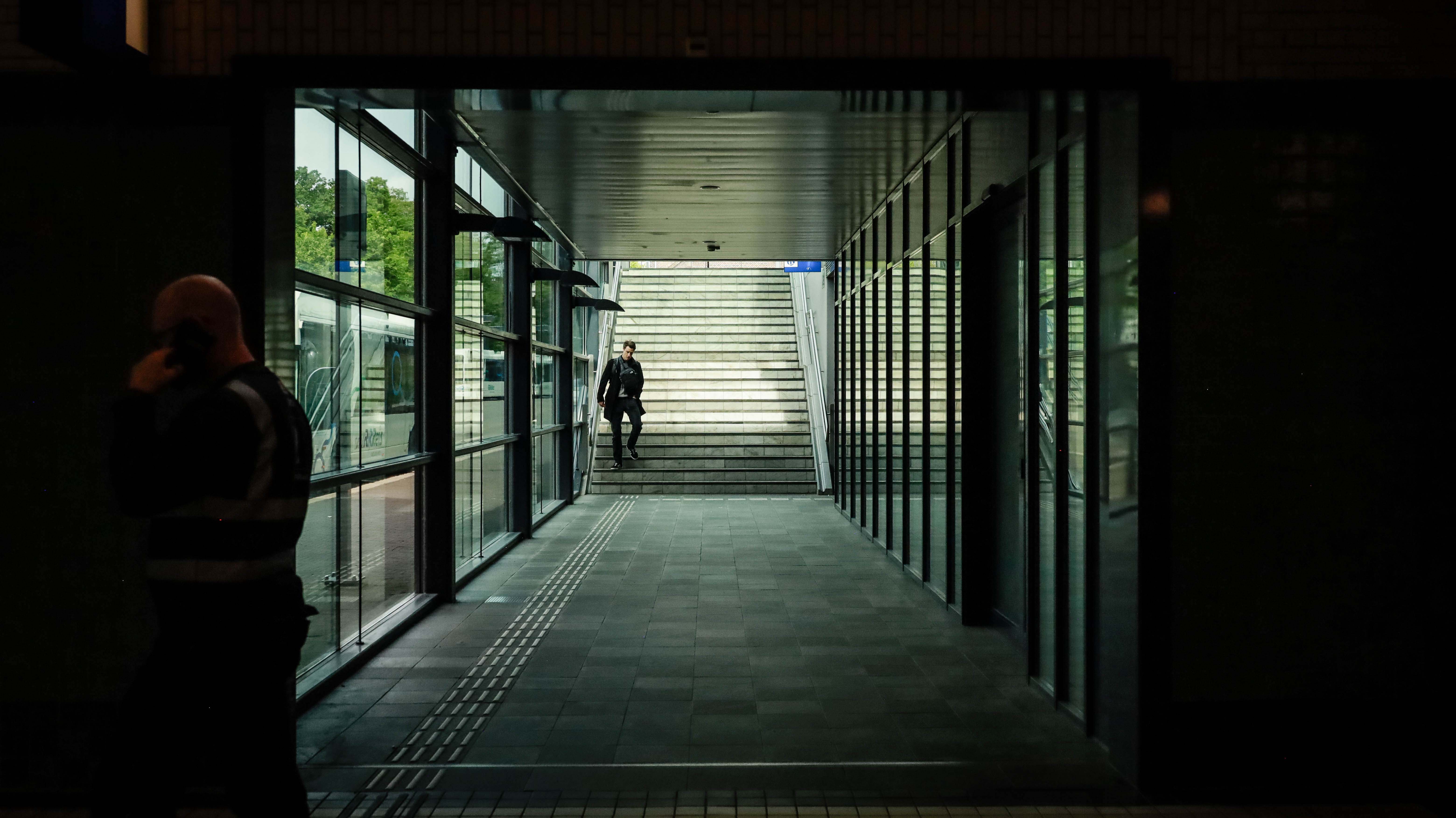 Binnenfoto van man op trap in een station