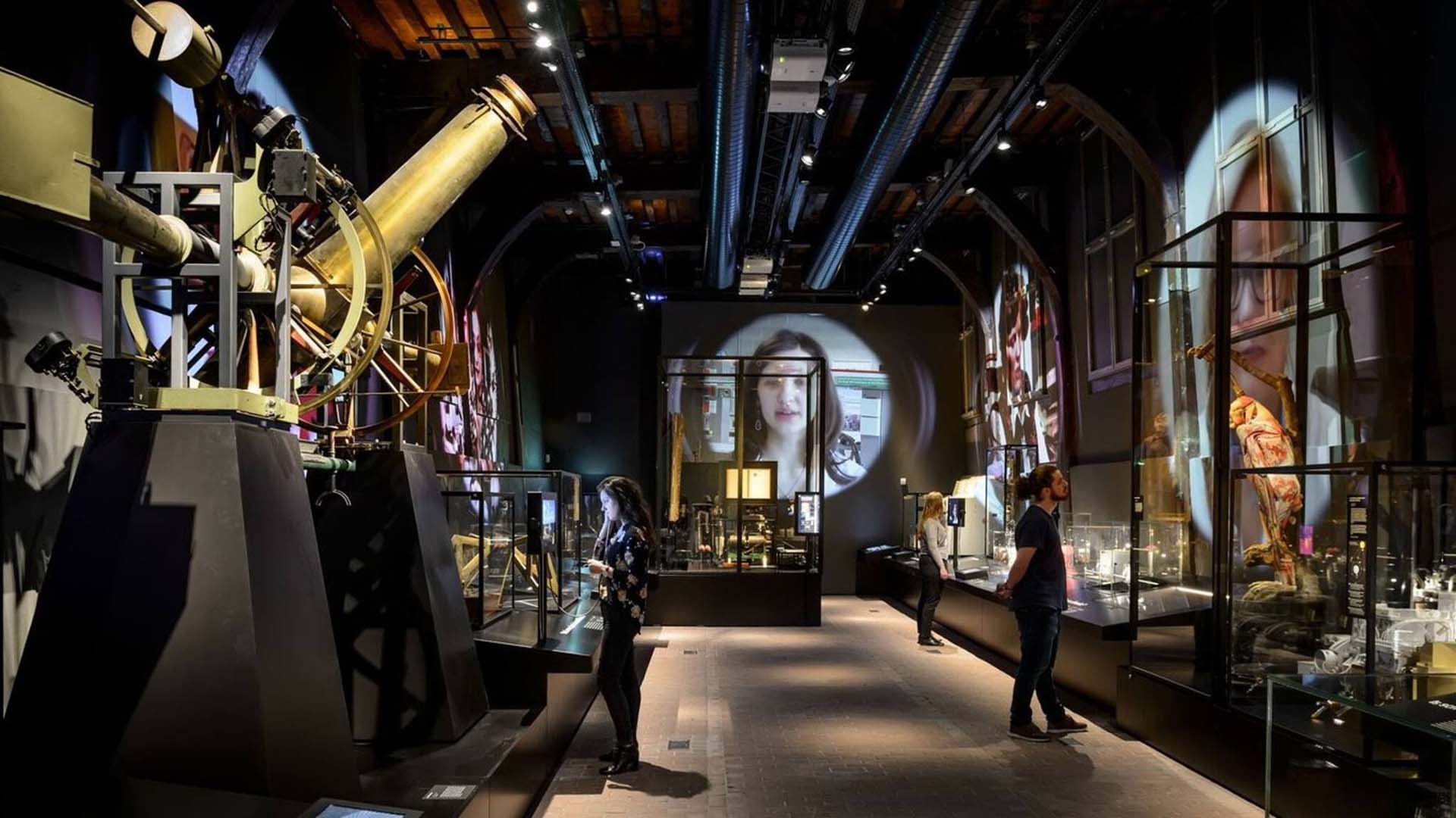 Binnenfoto van een museum met militaire tentoonstelling