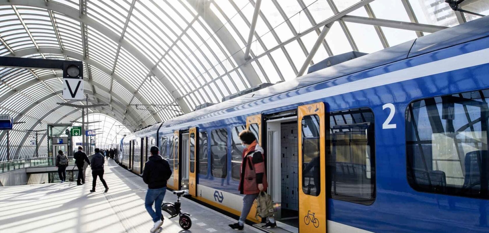 Amsterdam Sloterdijk station en perron met mensen die uit trein stappen