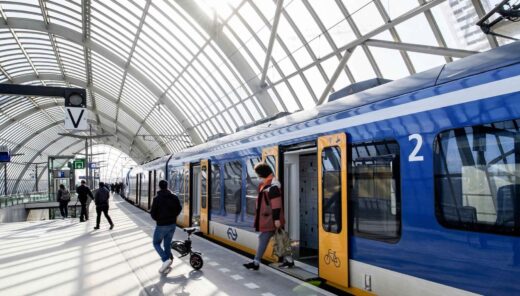 Amsterdam Sloterdijk station en perron met mensen die uit trein stappen