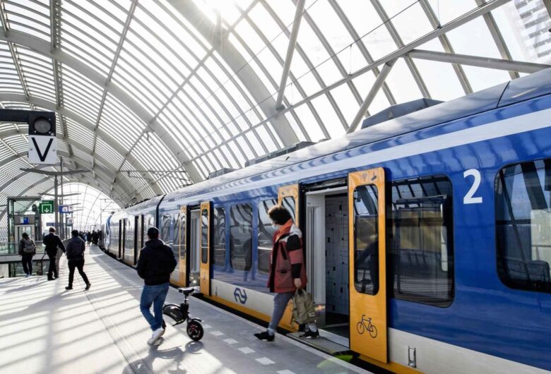 Amsterdam Sloterdijk station en perron met mensen die uit trein stappen