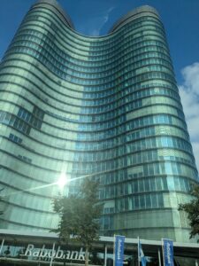 Hoog glazen kantoorgebouw