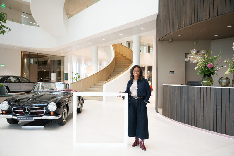 vrouw met wit stukje in kantoor Van Mossel in Waalwijk met mooie Mercedes oldtimer