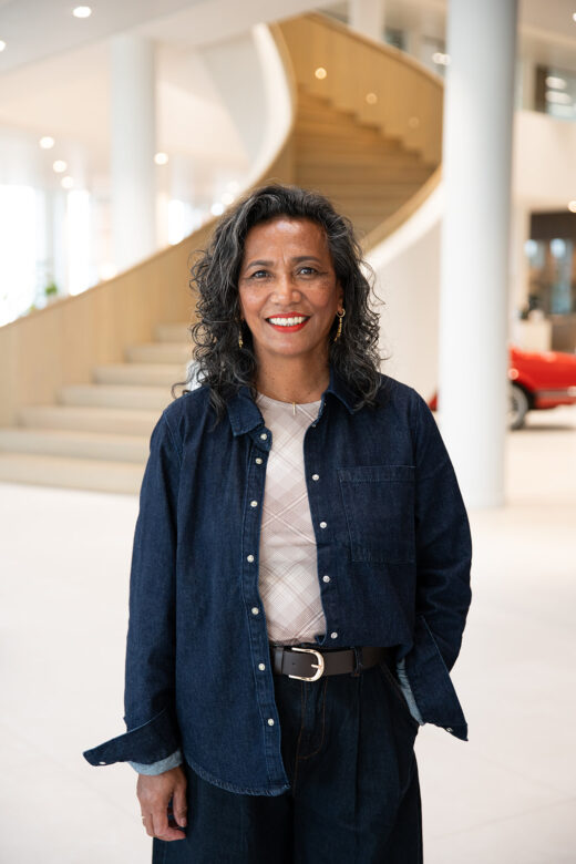 Portret vrouw Ramla met op de achtergrond architectonische trap in Van Mossel kantoor in Waalwijk