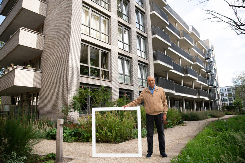 Man met wit vierkant voor appartementencomplex in woonwijk De Mix in Utrecht