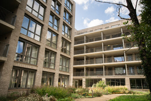 Appartementencomplex met veel raampartijen en groen in woonwijk de Mix in Utrecht.
