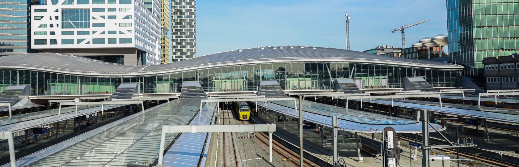 Treinsporen Centraal Station Utrecht met hoogbouw op achtergrond