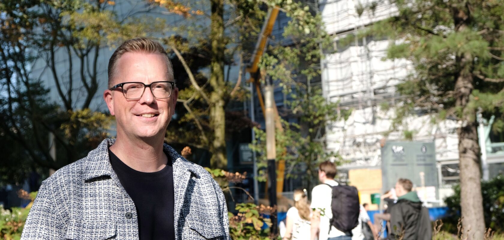 Marco Schuurman -Man met bril in stationsomgeving