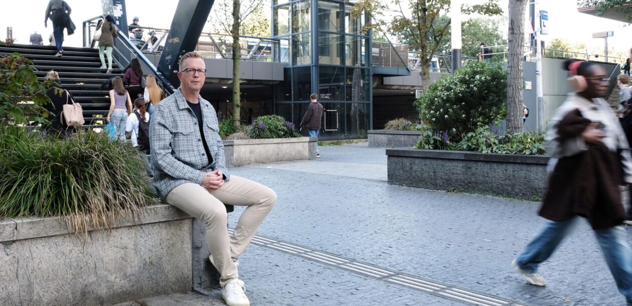 Marco Schuurman -Man met bril in stationsomgeving
