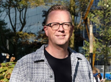 Marco Schuurman -Man met bril in stationsomgeving