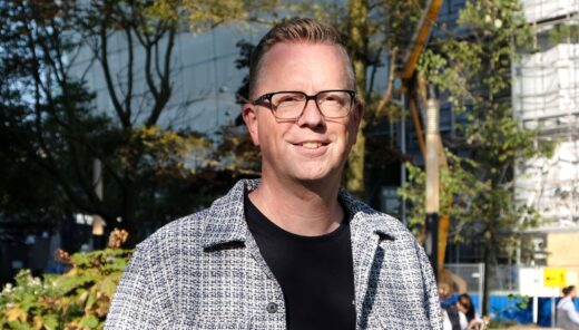 Marco Schuurman -Man met bril in stationsomgeving